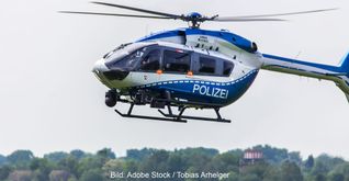 Zur Fahndung nach dem Mann, der auf der Autobahn lief, war auch ein Hubschrauber im Einsatz (Symbolbild). Bild: Adobe Stock/Tobias Arhelger